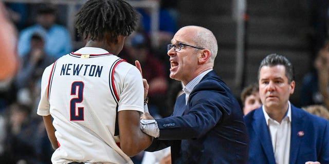 Adama Sanogo leads UConn to win over Saint Mary’s behind 24-point performance