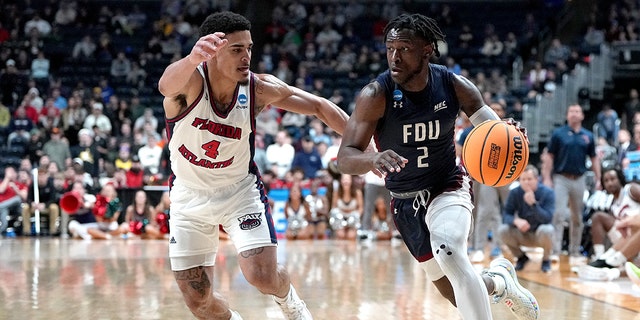 Florida Atlantic’s clutch second-half buckets downs Fairleigh Dickinson to advance to Sweet 16